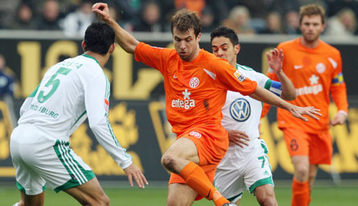 Meister Wolfsburg hatte mit Andreas Ivanschitz (M.) immer wieder Probleme