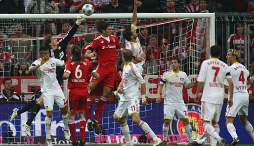 Durcheinander im Strafraum von Bayer Leverkusen: Rene Adler (2. v. l.) klärt per Faust