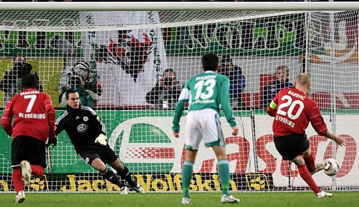 Ivica Banovic (r.) erzielte per umstrittenen Foulelfmeter das zwischenzeitliche 2:1 für Freiburg