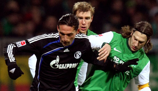 Kevin Kuranyi (hier gegen Mertesacker und Frings) erzielte gegen Werder sein achtes Saisontor