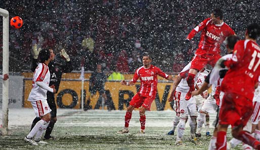 Milivoje Novakovic behält im Schneetreiben den Durchblick und trifft zum 3:0-Endstand