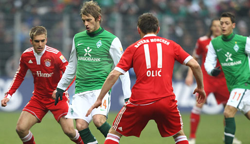 Aaron Hunt (2.v.l.) hatte wie alle Bremer einen schweren Stand gegen Bayern München