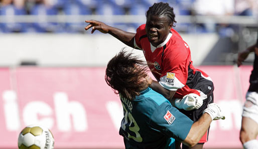 Der Ivorer Didier Ya Konan (r.) feierte seine Premiere im Hannover-Sturm - blieb aber ohne Torerfolg