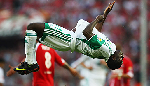 Obafemi Martins erzielte in seinem ersten Bundesligaspiel überhaupt die Entscheidung - und feierte standesgemäß