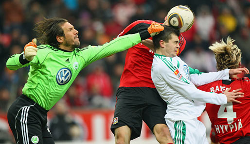Torwart Andre Lenz (l.) konnte bei Wolfsburg trotz Kapselbandverletzung im rechten Fuß auflaufen