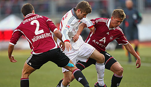 Der Schütze des 0:1. Bayerns Müller, stark bedrängt von Frantz (r.) und Diekmeier