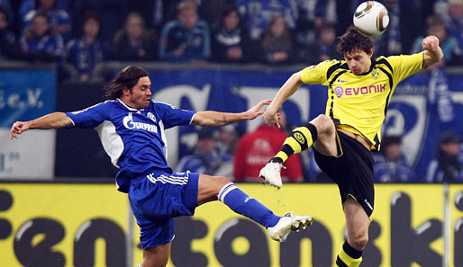 Schalkes Edu (l.) kommt gegen den Dortmunder Subotic zu spät