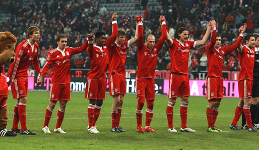 Die Bayern feiern ihren Heimsieg gegen Freiburg mit den Fans