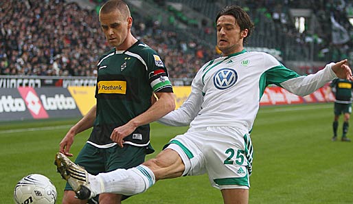 Verbissener Kampf um den Ball: Wolfsburgs Gentner (r.) gegen Gladbachs Daems
