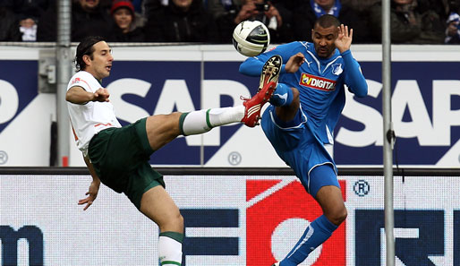 Bremens Claudio Pizarro (l.) kämpft mit Marvin Compper aus Hoffenheim um den Ball