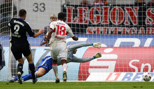 Hier trifft Cacau zwar zum Ausgleich, doch am Ende siegte Schalke 04 im Hinspiel beim VfB Stuttgart mit 2:1