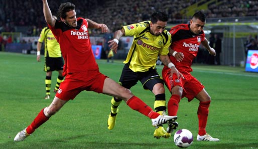 Dortmunds Lucas Barrios wird von Manuel Friedrich (l.) und Arturo Vidal bedrängt