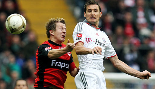 Bayern-Stürmer Miroslav Klose (r.) hatte in dieser Saison schon im DFB-Pokal in Frankfurt getroffen