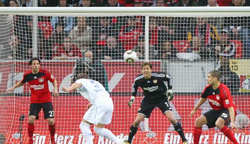 Leverkusens Rene Adler muss einen Kopfball von Marcelo Bordon abwehren
