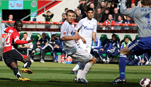 Didier Ya Konan tunnelt Schalkes Manuel Neuer zum 2:0 für Hannover