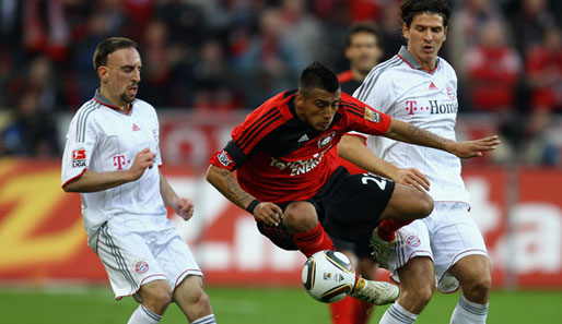 Erzielte den 1:1-Ausleich: Leverkusens Chilene Arturo Vidal (M.)