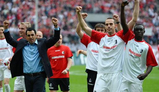 Coach Robin Dutt und die Spieler des SC Freiburg feiern mit den Fans den vorzeitigen Klassenerhalt