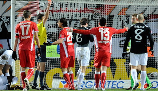 Einer der Momente der Saison: Jens Lehmann sieht nach seinem Ausrater in Mainz Rot