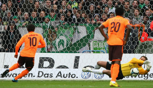 Tim Wiese pariert beim Stand von 0:0 einen Elfmeter von Hoffenheims Carlos Eduardo