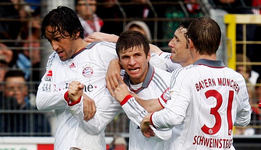 Thomas Müller (M.) erzielte in Freiburg das 1:0 für den FC Bayern München