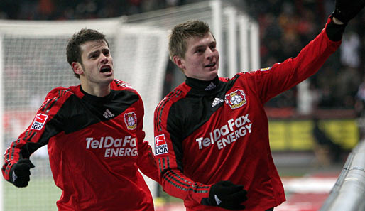 Leverkusen ist ohne Niederlage das Team der Hinrunde - Toni Kroos (r.) einer der großen Gewinner