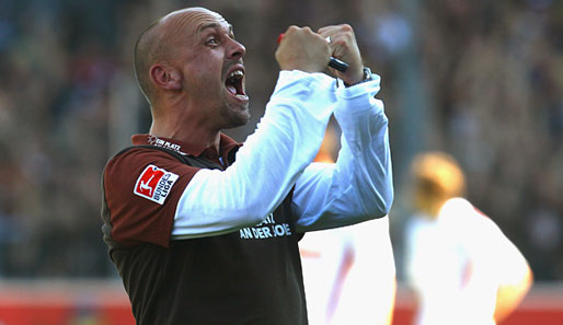 Pauli-Coach Holger Stanislawski feierte den Sieg in Freiburg ausgelassen