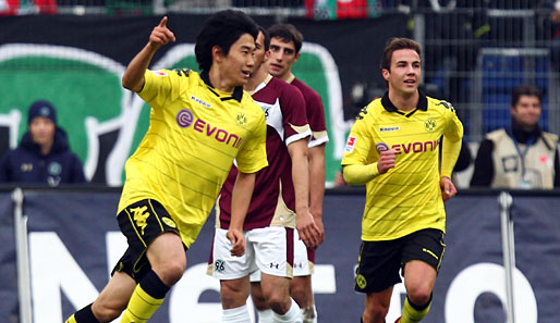 Shinji Kagawa (l.) erzielte in der 11. Minute sein 5. Saisontor für Borussia Dortmund