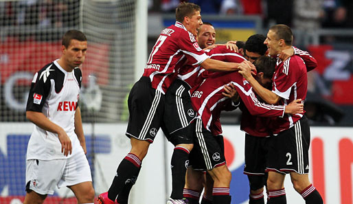 Lukas Podolski (l.) gab bei der Kölner Niederlage nur einen Torschuss ab