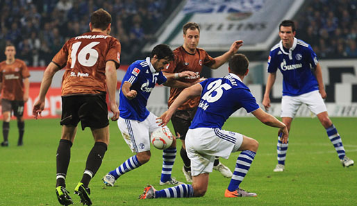 Raul (M.) erzielte beim Sieg gegen St. Pauli zwei Treffer für Schalke