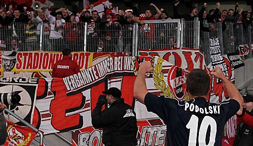 Lukas Podolski feiert mit den Kölner Fans den 1:0-Sieg des FC beim VfB Stuttgart