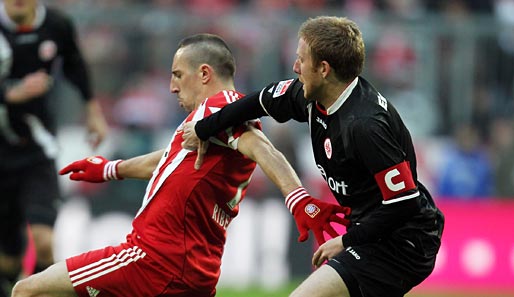 Franck Ribery (l. im Zweikampf mit Patrick Ochs) gab sein Bundesliga-Comeback von Beginn an