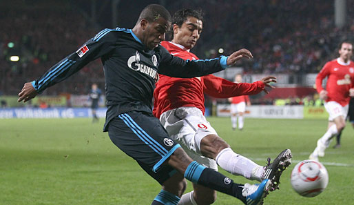 Schalkes Jefferson Farfan (l.) erzielte in Mainz seinen zweiten Saisontreffer
