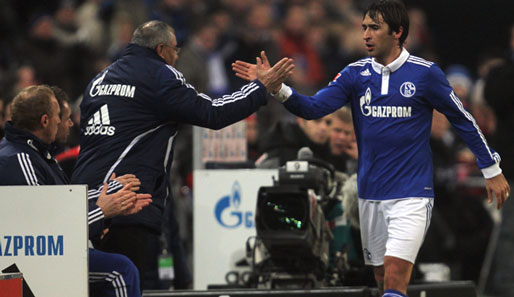 Raul (l.) erzielte gegen Köln seinen zweiten Dreierpack für Schalke
