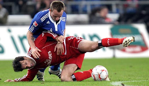 Ruud van Nistelrooy (u.) erzielte sein 6. Saisontor gegen Schalke 04