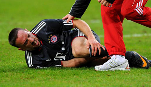 Bayern-Star Franck Ribery (am Boden) verletzte sich gegen den VfL Wolfsburg am linken Bein