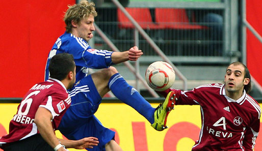 Stefan Kießling (M.) verlor mit Bayer Leverkusen bei seinem Ex-Klub Nürnberg mit 0:1