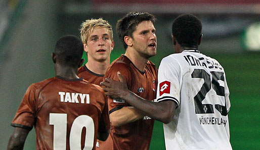 Im Hinspiel flog Mo Idrissou (r., Borussia Mönchengladbach) mit Gelb-Rot vom Platz