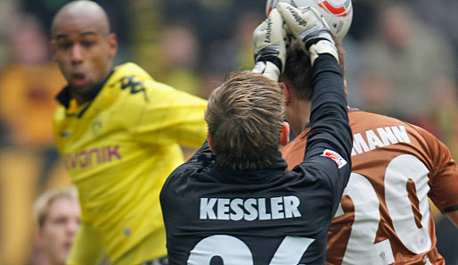 St. Paulis Torhüter Thomas Kessler hatte gegen Borussia Dortmund viel zu tun
