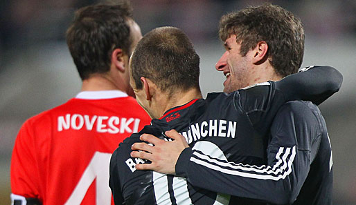 Arjen Robben (M.) bereitete das achte Saisontor von Thomas Müller (r.) vor