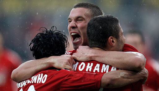 Mit seinem Heber in der 89. Minute schoss Lukas Podolski (M.) den FC zum Sieg