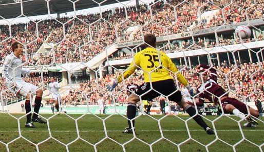 Mo Abdellaoue (r.) trifft zu Hannovers 1:0 gegen den FC Bayern München