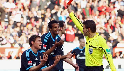 Die Szene des Spiels: Schiedsrichter Brych zeigt Schalkes Höwedes die Rote Karte