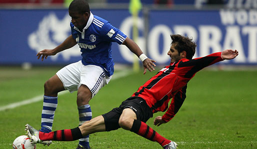 Und weg ist der Ball: Im Hinspiel zwischen Frankfurt und Schalke gelang keinem Team ein Tor