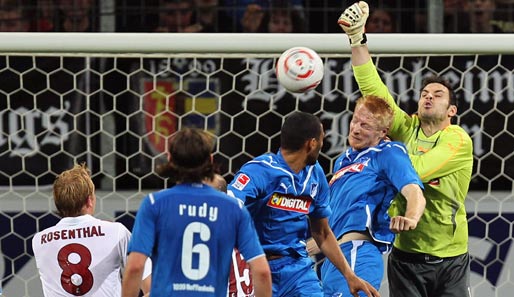 Der SC Freiburg hat das Hinspiel durch einen Treffer von Cisse in der 90. Minute für sich entschieden