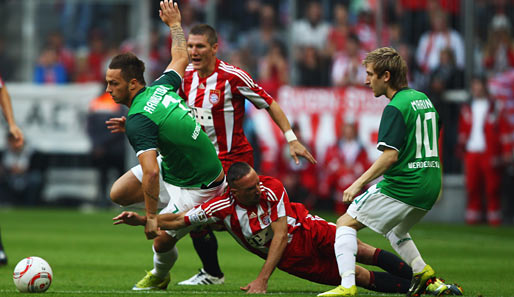 Franck Ribery geht im Zweikampf mit Bremens Stürmer Marko Arnautovic zu Boden