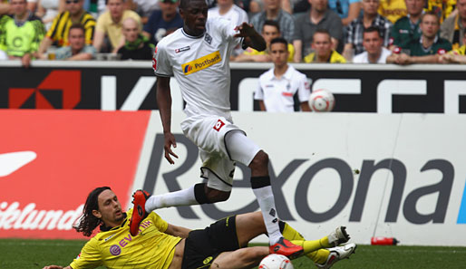 Dortmunds Neven Subotic (u.) mit seinem Fehler vor dem Führungstreffer durch Mo Idrissou