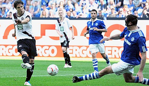 Kaiserslauterns Srdjan Lakic (l.) erzielte gegen Schalke 04 das Tor des Tages