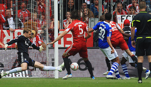 Armer Manuel Neuer: Thomas Müller trifft zum zwischenzeitlichen 2:1 für die Bayern