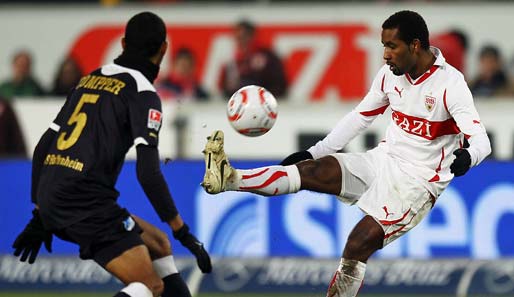 Der VfB Stuttgart (Cacau, r.) hat noch kein Bundesligaspiel gegen Hoffenheim verloren