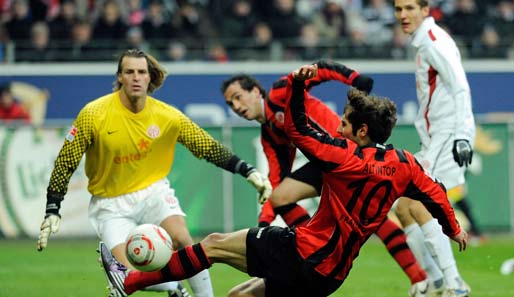 Fanis Gekas (2. v. l.) schoss Frankfurt in der Hinrunde zum 2:1 gegen Mainz